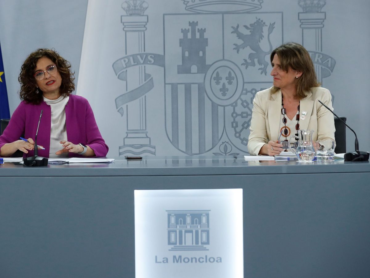 Foto: La vicepresidenta y ministra de Transición Ecológica, Teresa Ribera (d), junto a la ministra de Hacienda, María Jesús Montero (i), durante una rueda de prensa en Moncloa. (EFE)