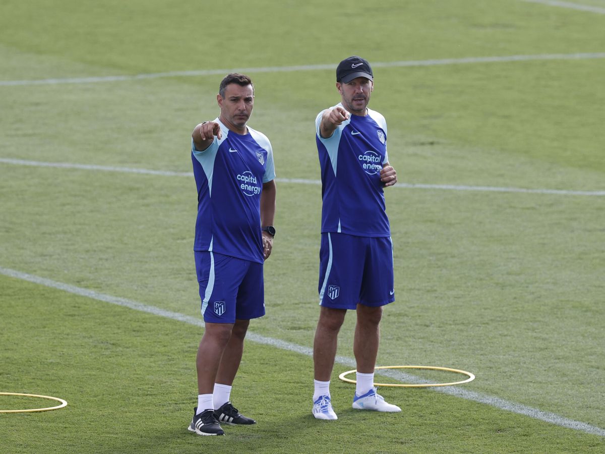 Foto: Simeone y Gustavo López, durante un entrenamiento. (EFE/Juan Carlos Hidalgo)
