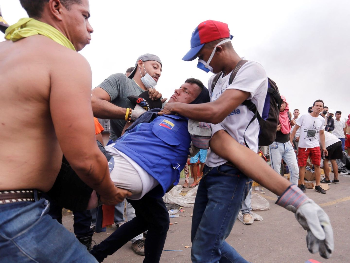 Un hombre herido durante los enfrentamientos es ayudado en Ureña, Venezuela. (EFE)