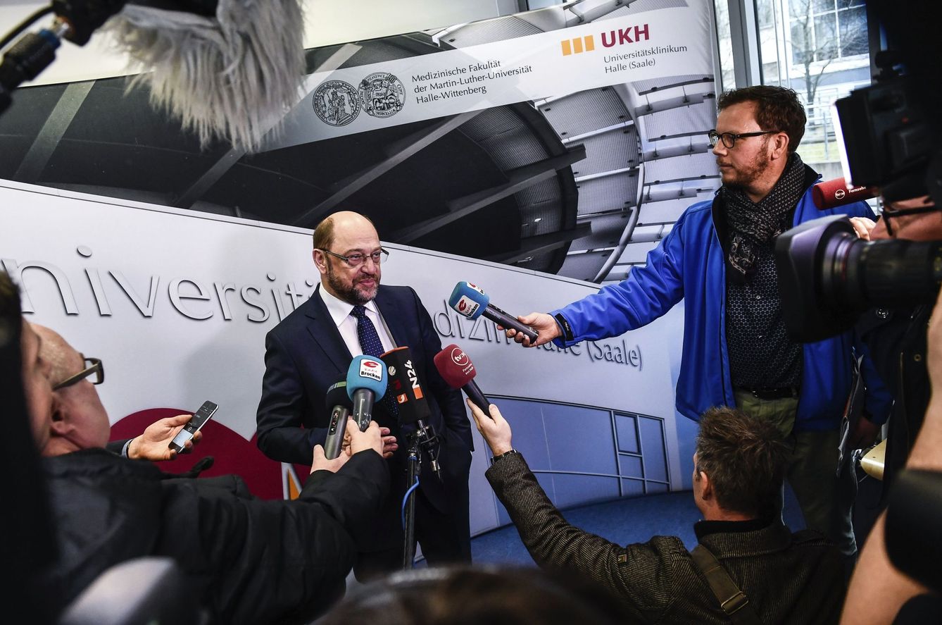 El líder y candidato socialdemócrata a la Cancillería alemana, Martin Schulz, responde a la prensa durante su visita a la Universidad Clínica en Halle, Alemania, el 23 de febrero de 2017 (EFE)