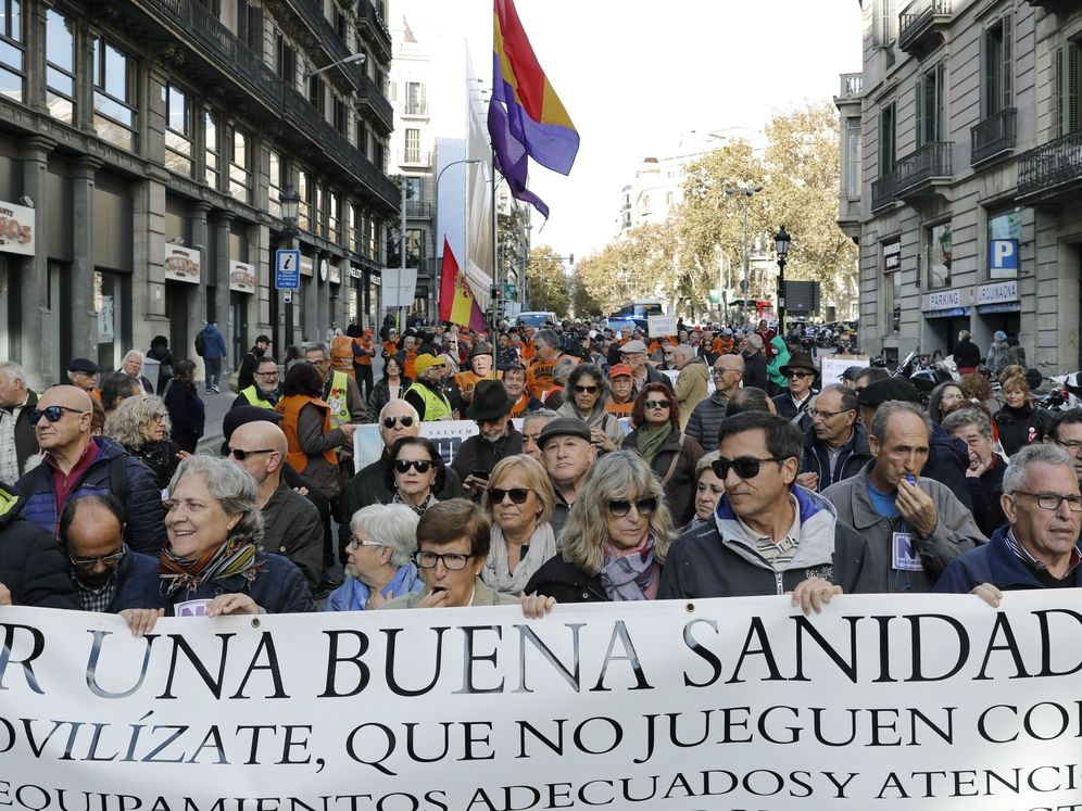 Foto: 'Marea blanca' en Barcelona contra los recortes en Sanidad el pasado mes de diciembre. (EFE)