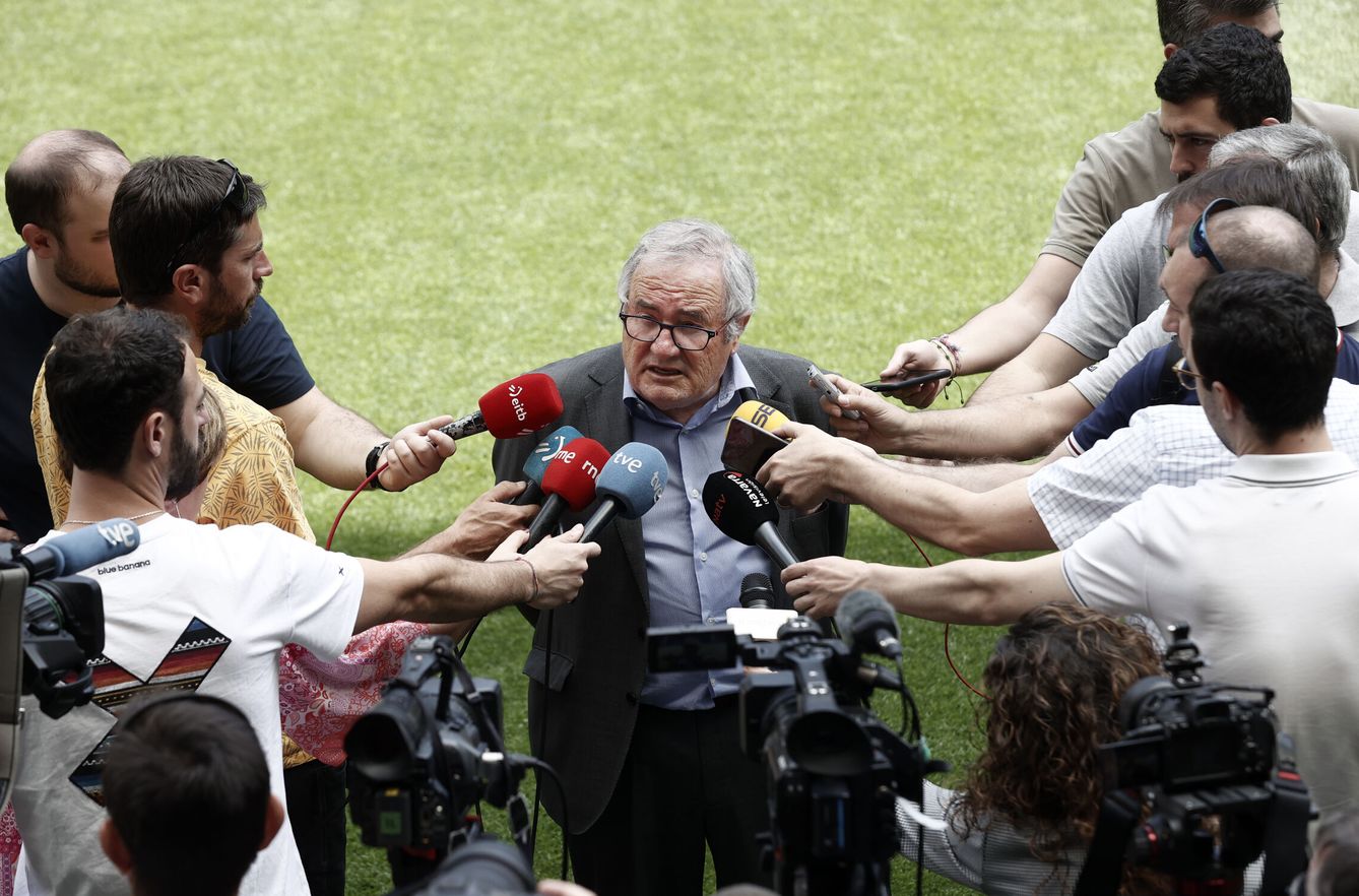 El presidente del CA Osasuna, Luis Sabalza, habla con los medios. (EFE/J. Diges) 