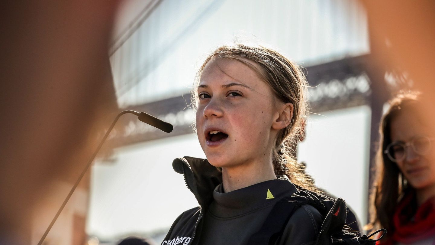 La joven activista sueca Greta Thunberg pronuncia un discurso a su llegada al muelle de Santo Amaro, este martes en Lisboa (Portugal). (EFE)