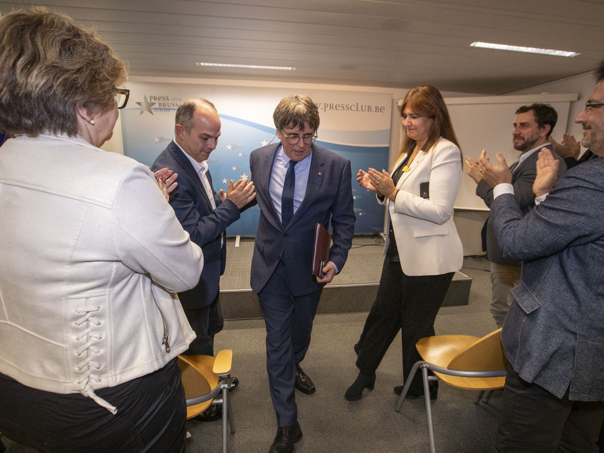 Foto: Puigdemont, en la rueda de prensa tras el acuerdo con el PSOE. (Europa Press)