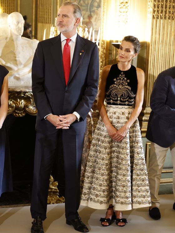 La reina Letizia en París con un vestido de Dior. (Efe)