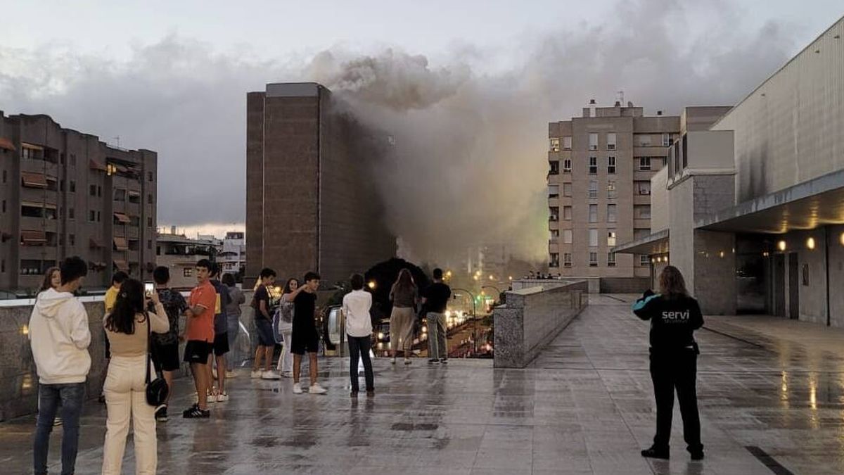 Un aparatoso incendio en el Hotel Meliá Los Lebreros provoca la alarma en Sevilla