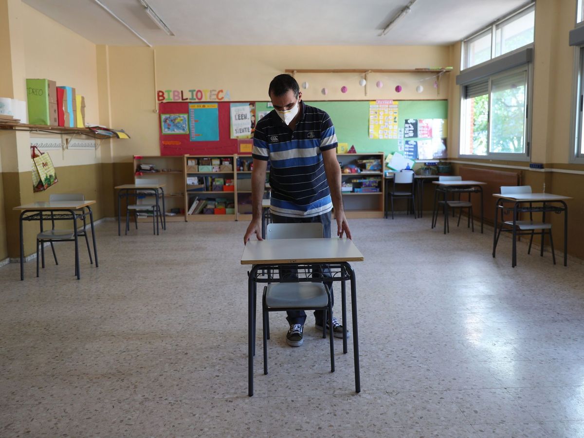 Foto: Preparación de un aula en un colegio de Torrejón de Ardoz, en Madrid (EFE)