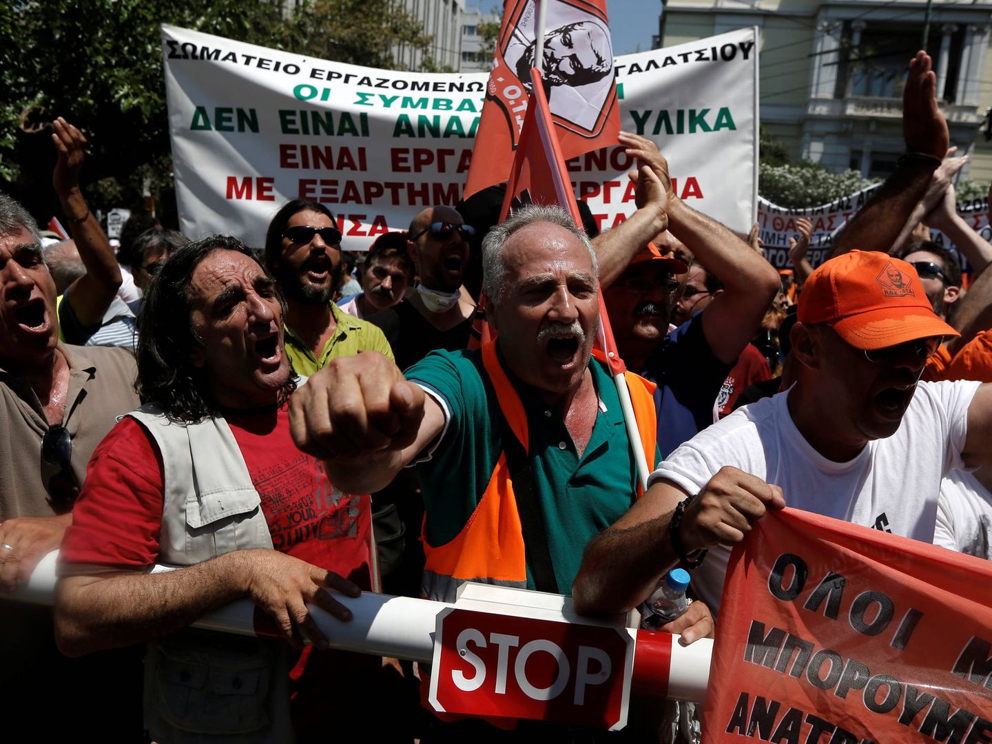 Trabajadores municipales durante una protesta a las puertas del Parlamento, en Atenas. (Reuters)