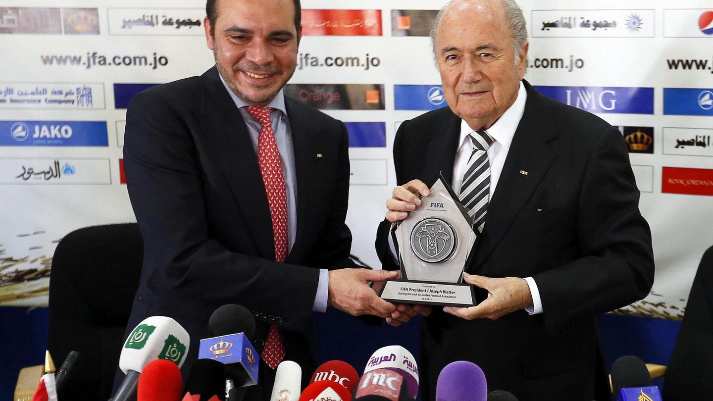 Ali bin Al-Hussein es el único que puede quitarle la presidencia a Joseph Blatter. (EFE)