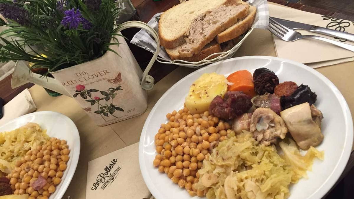 Instagram rectifica y pide "disculpas por el error" al borrar una foto de un cocido gallego