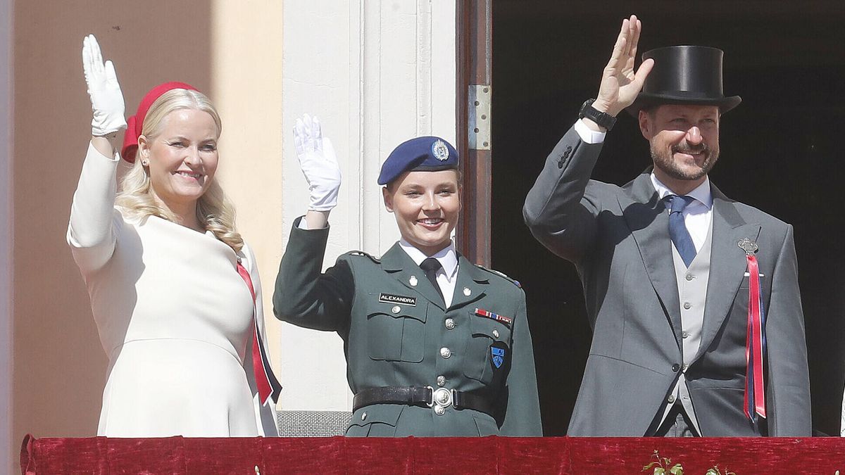 De Ingrid Alexandra con uniforme militar al tocado rojo de Mette-Marit: la familia real noruega celebra el Día Nacional