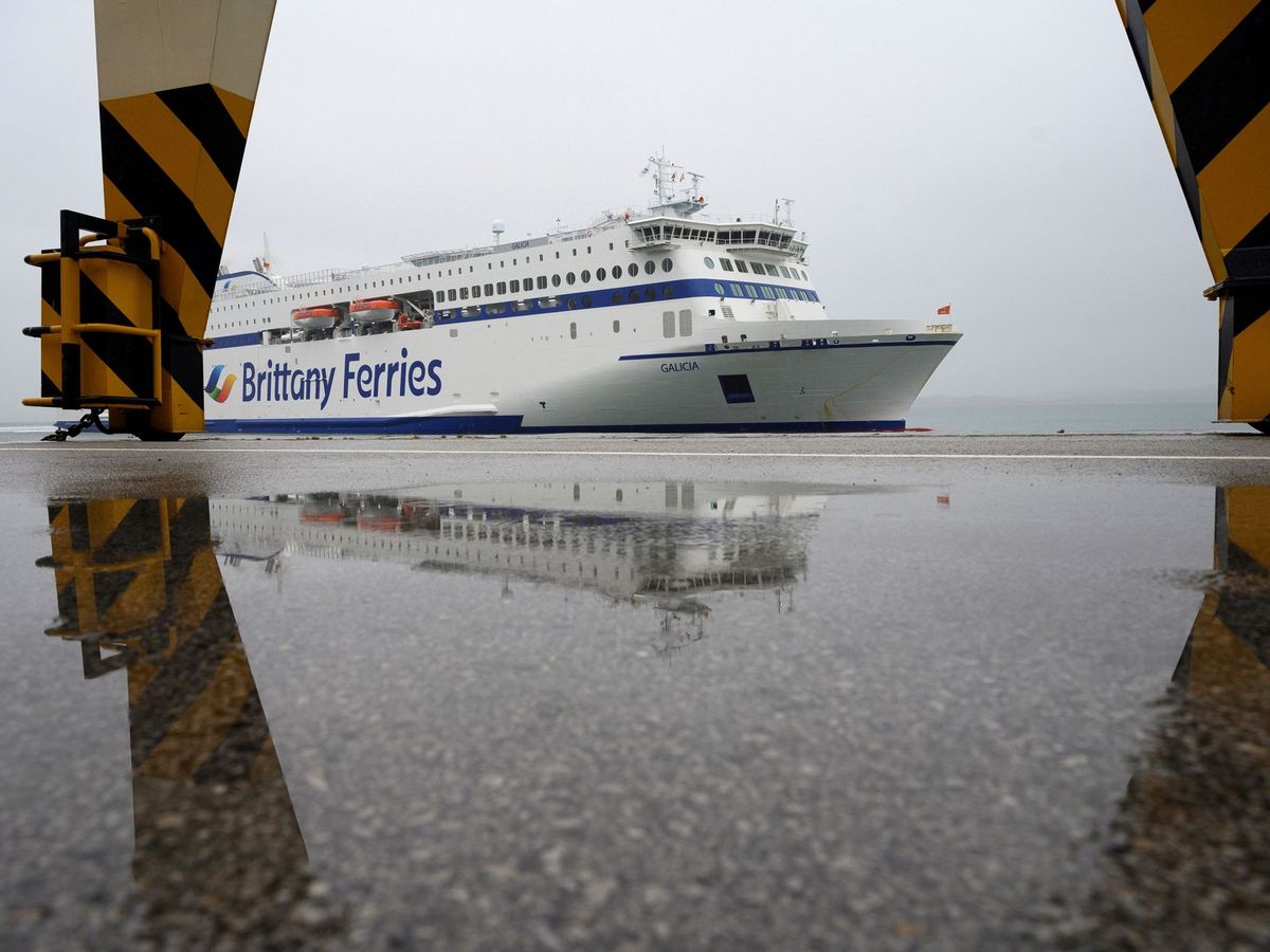 Foto: El barco de la compañía francesa Brittany Ferries a su llegada este miércoles al puerto de Santander procedente de la localidad inglesa de Portsmouth. (EFE)
