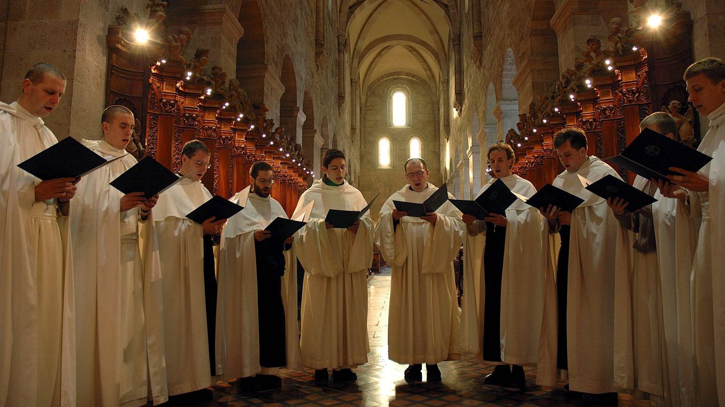 Monjes cistercienses, durante el canto gregoriano. (EFE)