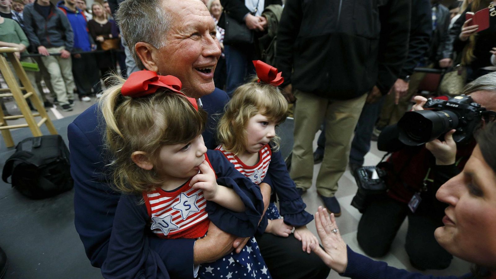 Foto: El candidato republicano John Kasich posa ante las cámaras con dos gemelas, en Springfield, Virginia (Reuters).