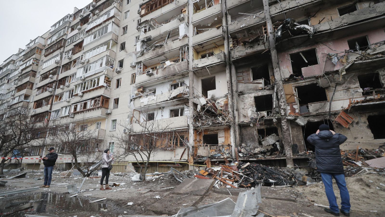 Destrucción en Kiev tras el primer día de ataques rusos. (Reuters)