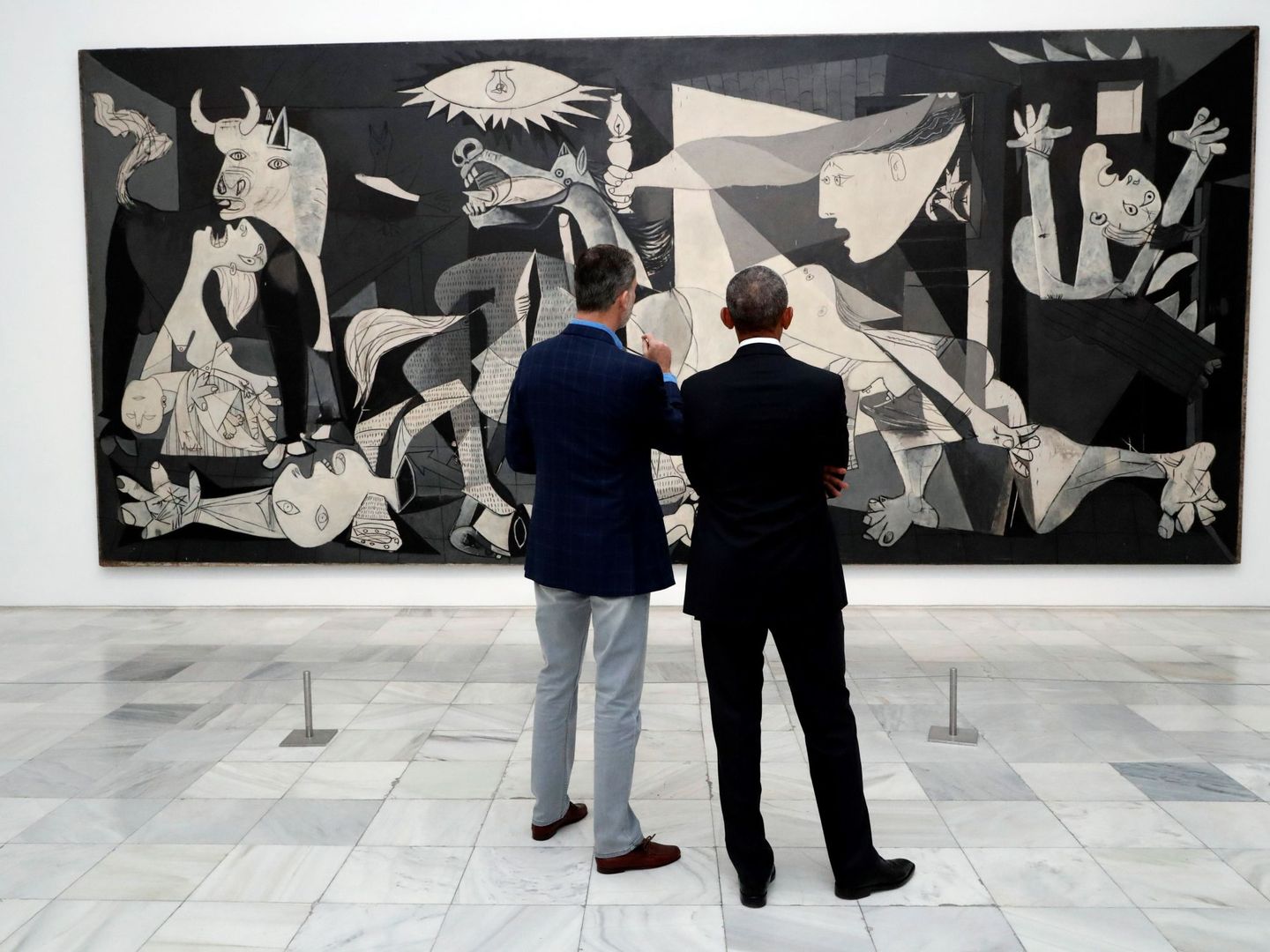 El rey Felipe y el expresidente Obama observan 'El Guernica', en una anterior visita del estadounidense a nuestro país. (EFE)