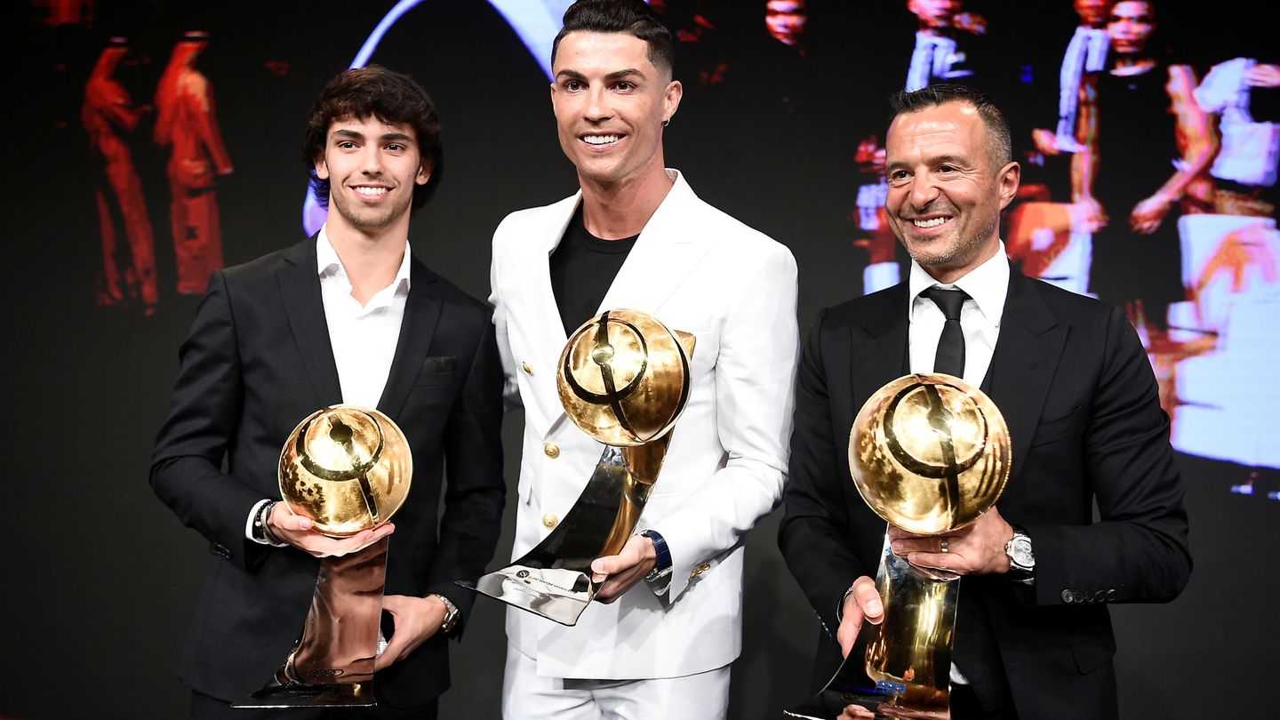 Joao Félix, Cristiano Ronaldo y el representante Jorge Mendes. (Efe)