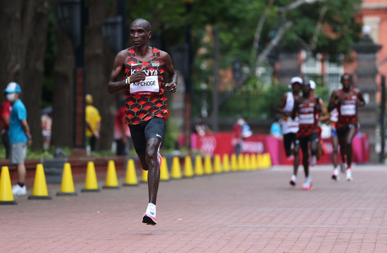 Eliud Kipchoge durante el maratón de Tokio 2020. (Reuters)
