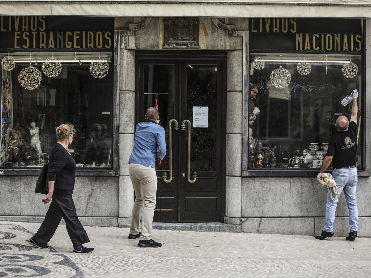 Foto: Una tienda abriendo en Lisboa. (EFE)