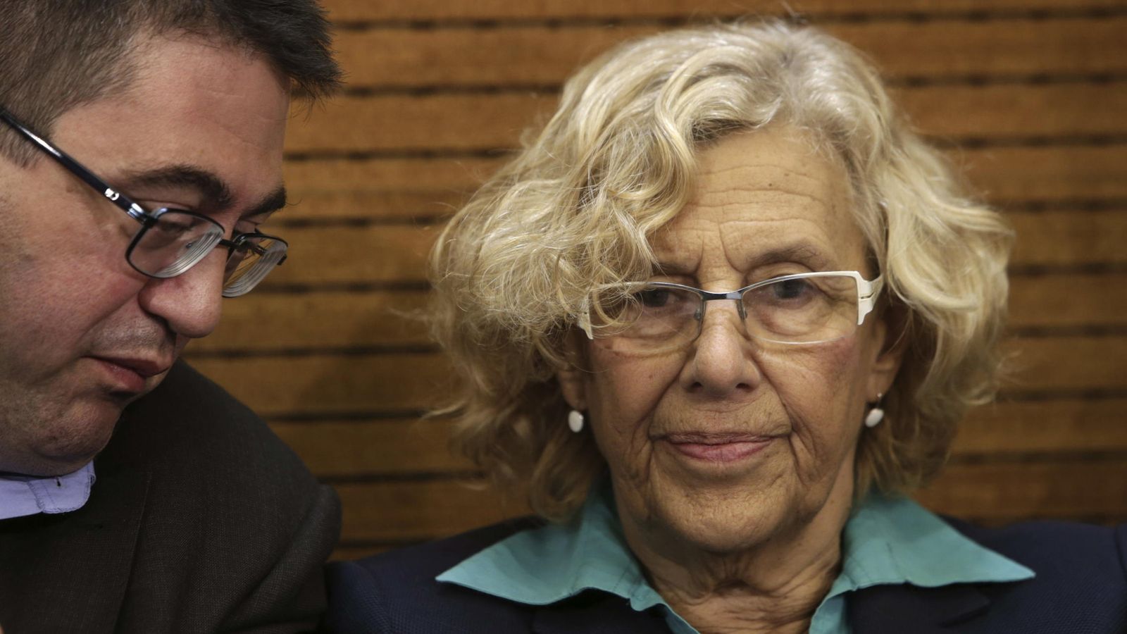 Foto: a alcaldesa de Madrid, Manuela Carmena, junto al concejal de Economía y Hacienda, Carlos Sánchez Mato (i). (EFE)