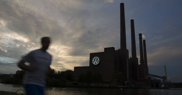Foto: Un corredor pasa por delante de la planta de Volkswagen en Wolfsburg, Alemania. (Reuters)
