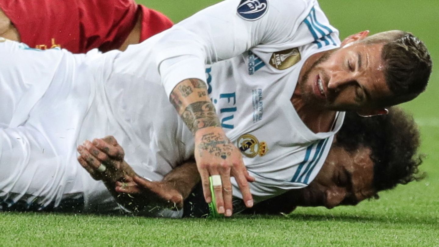 Sergio Ramos cae sobre el hombro de Salah en la última final de la Champions. (EFE)