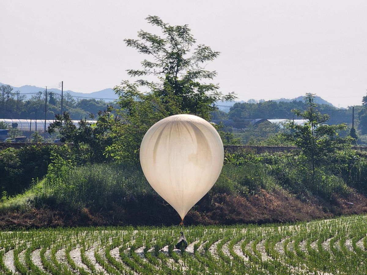 Foto: ¿Una nueva arma biológica de Corea del Norte? Reportan globos llenos de heces cruzando la frontera de Corea del Sur (Yonhap/REUTERS)