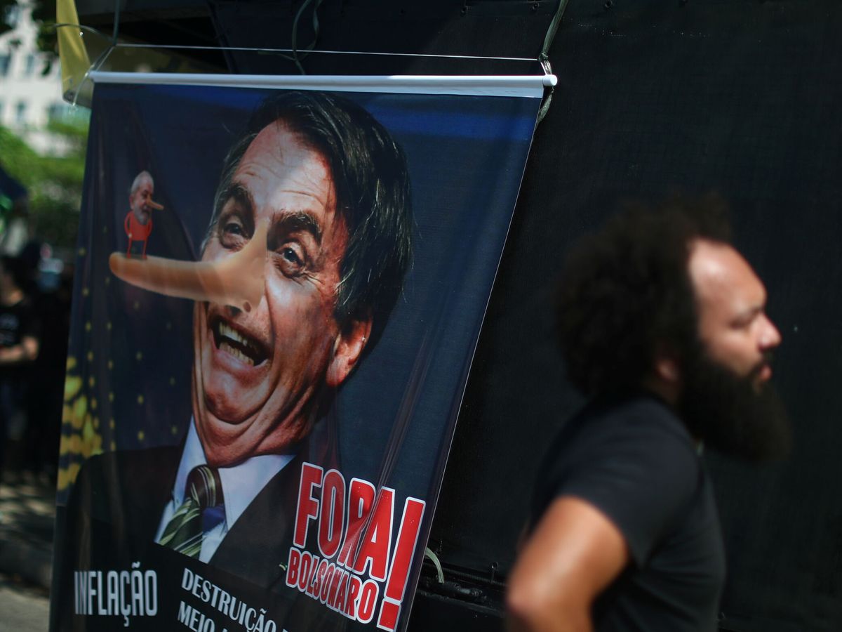 Foto: Pancarta contra Bolsonaro durante una protesta en Copacabana. (Reuters)