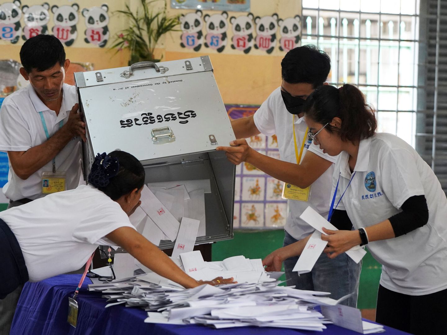 Los funcionarios electorales cuentan las papeletas en un colegio electoral el día de las elecciones generales de Camboya. (Reuters/Cindy Liu)