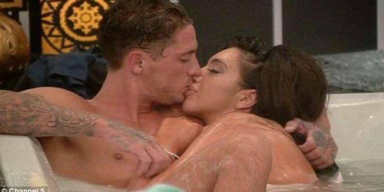Imagen de 'GH' Inglaterra en una escena de sexo en el jacuzzi.