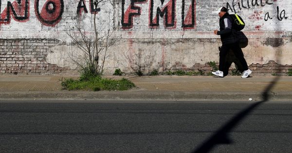 Foto: Un 'grafiti' contra el Fondo Monetario Internacional en Buenos Aires (Argentina). (Reuters)