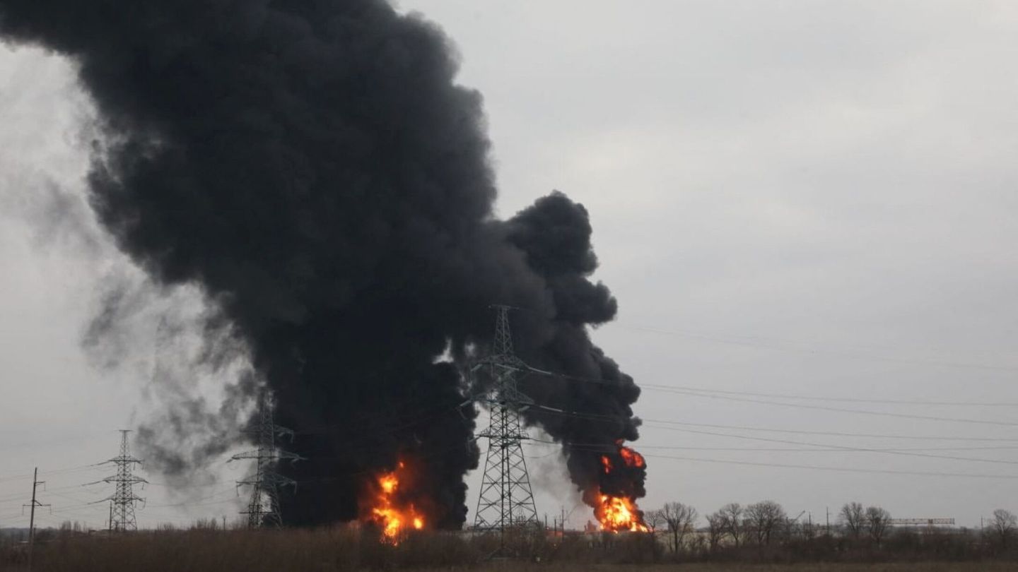 Humo y llamas saliendo de los depósitos de combustible de Bélgorod atacados. (Pavel Kolyadin/BelPressa/Reuters)