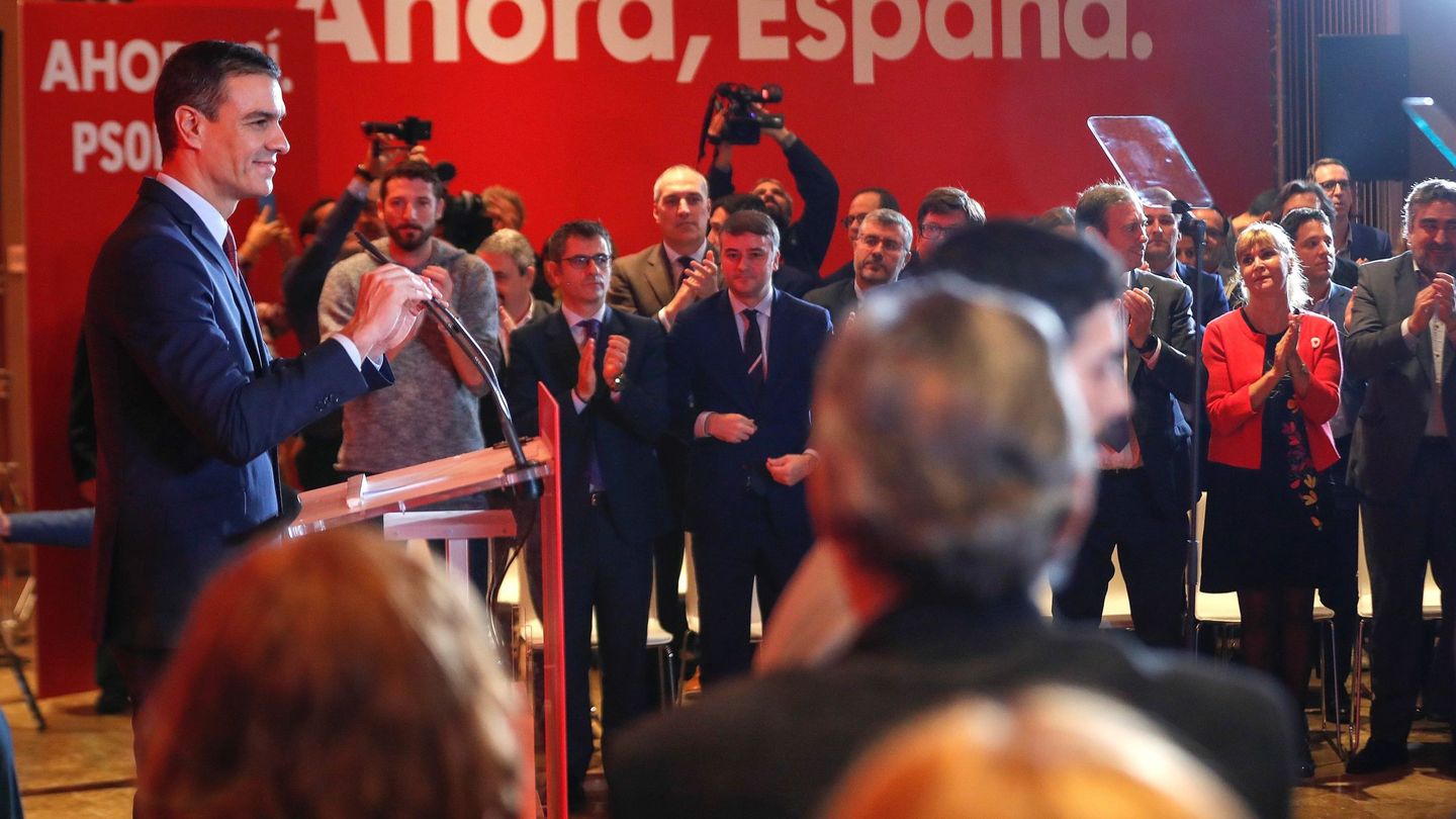 Pedro Sánchez, durante su intervención, este lunes. De fonto, su director de Gabinete, Iván Redondo (d), y el secretario general de la Presidencia del Gobierno, Félix Bolaños, este 28 de octubre en el Novotel Madrid Center. (EFE)