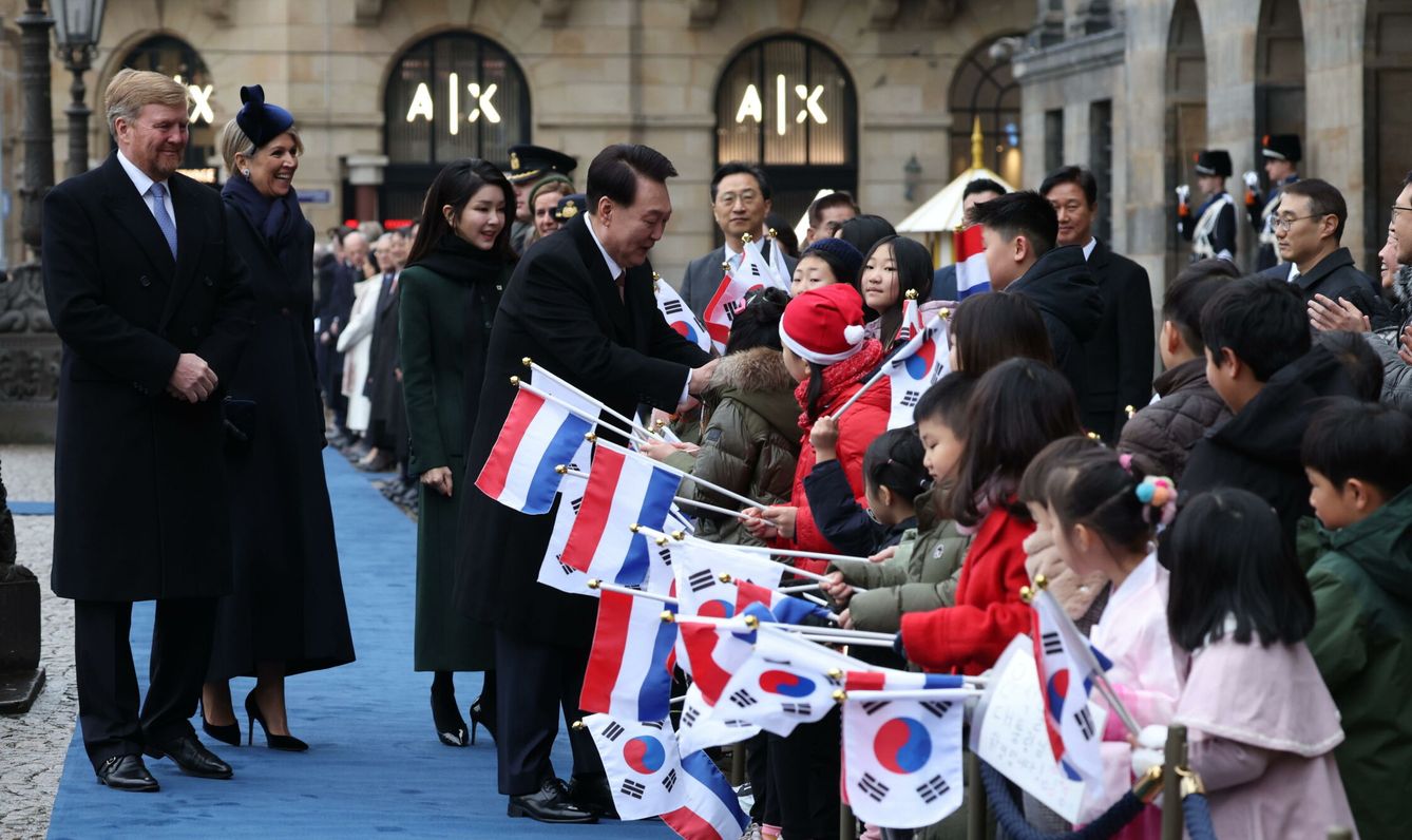 Los reyes de Holanda junto al presidente surcoreano. (EFE)