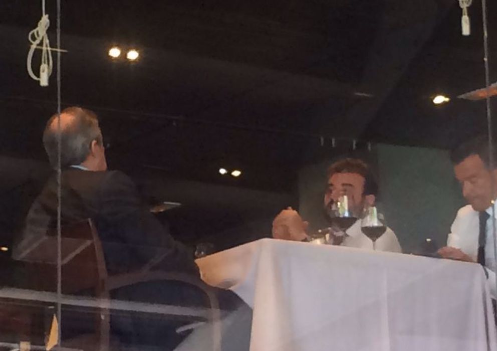 Foto: Florentino Pérez (izq. y de espaldas), José Ángel Sánchez (centro) y Jorge Mendes (der.) comiendo este mediodía en el Bernabéu (El Confidencial).