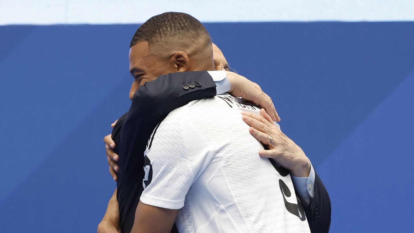 El abrazo entre Florentino y Mbappé. (Reuters/Juan Medina)