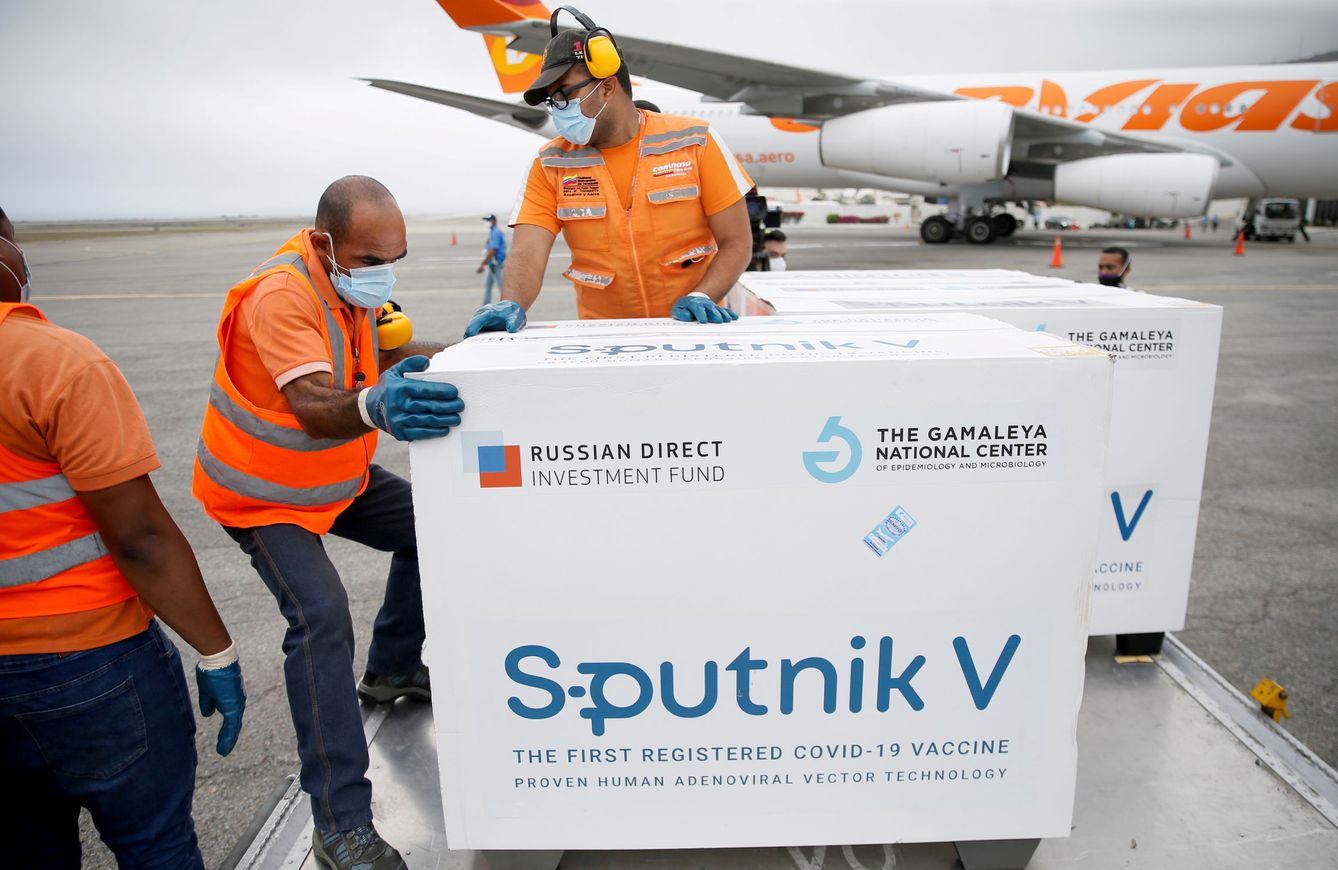 Operarios descargan lotes de vacunas Sputnik V en un aeropuerto. (EFE)