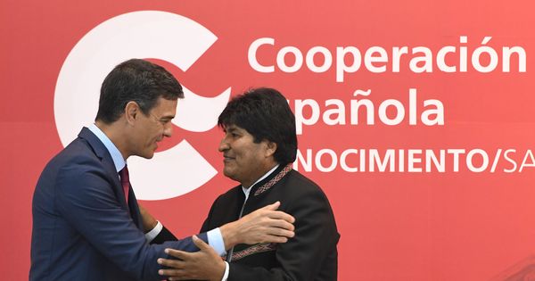 Foto: Pedro Sánchez abraza al presidente boliviano, Evo Morales, el pasado 29 de agosto en Santa Cruz de la Sierra. (Reuters)