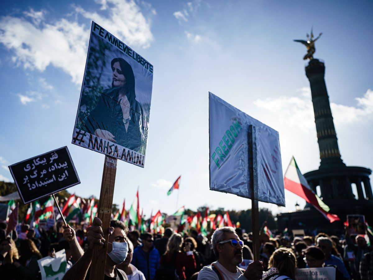 Foto: Protestas en Berlín tras la muerte de Mahsa Amini. (Reuters/EFE/EPA(Clemens Bilan)