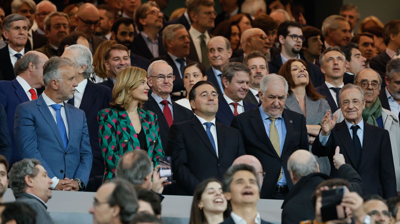 Foto: Los ministros de Asuntos Exteriores, José Manuel Albares, y de Educación, Pilar Alegría, y el presidente del Real Madrid, Florentino Pérez, en el Bernabéu. (EFE/Ballesteros)