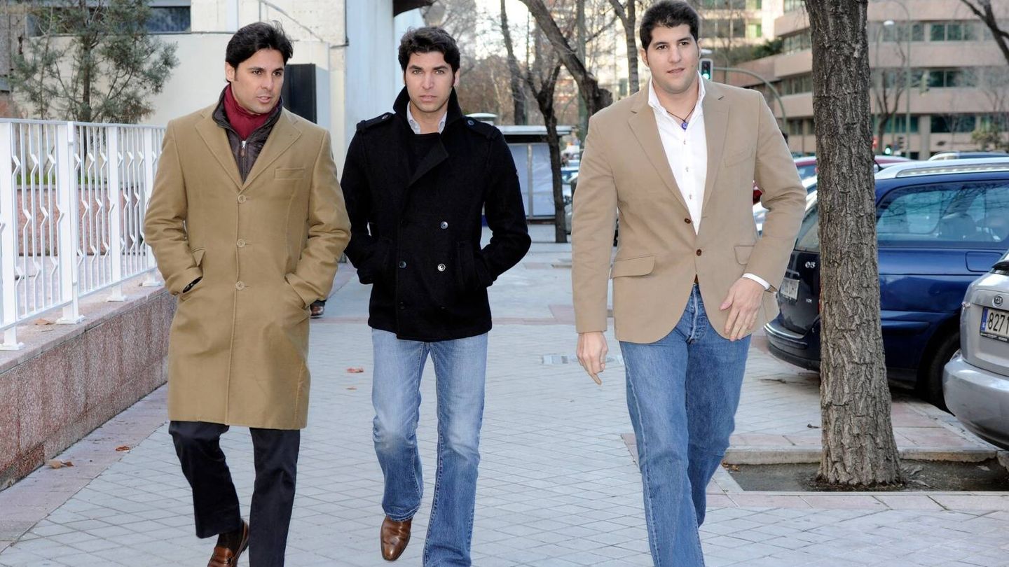 Fran Rivera junto a sus hermanos Cayetano y Julián. (Gtres)