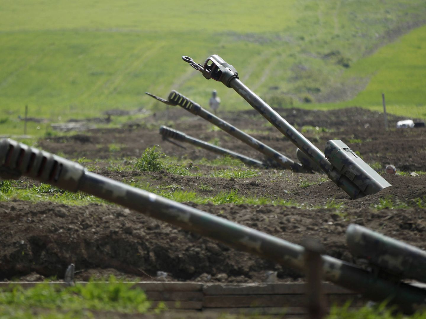 Armenian artillery is seen near Nagorno-Karabakh's boundary, April 8, 2016. REUTERS/Staff/File Photo - RC161962ACD0