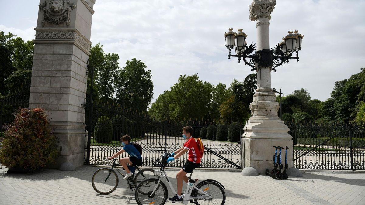 Madrid cierra sus parques por la noche y adelanta la clausura de las piscinas de verano