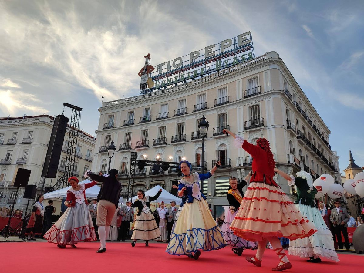 Foto: Bailes tradicionales madrileños en la puerta del Sol. (Asociación cultural grupo folclórico Calderón de la Barca)