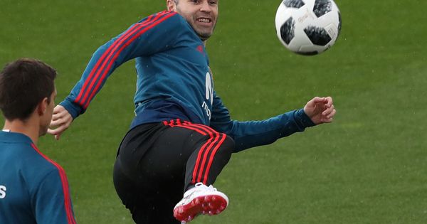 Foto: Iniesta, sonriente, en el primer entrenamiento de la selección para preparar el Mundial de Rusia. (Reuters)