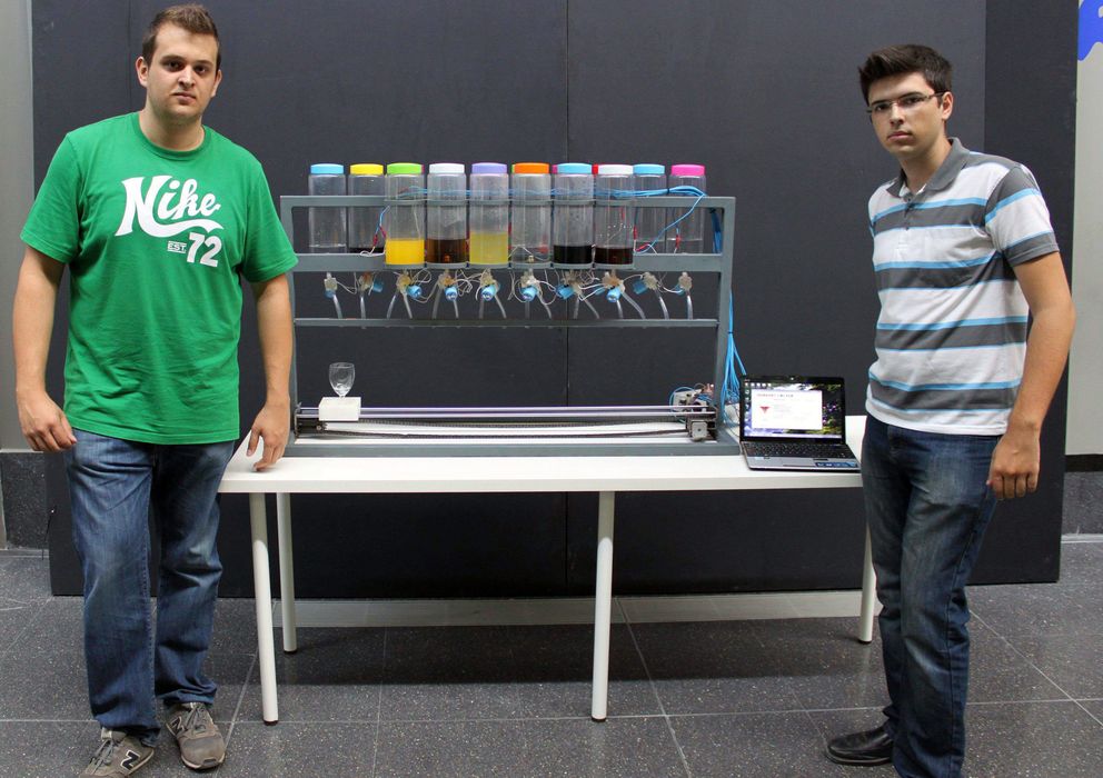 Foto: Juan Carlos Blay y Emilio López, diseñadores del robot.