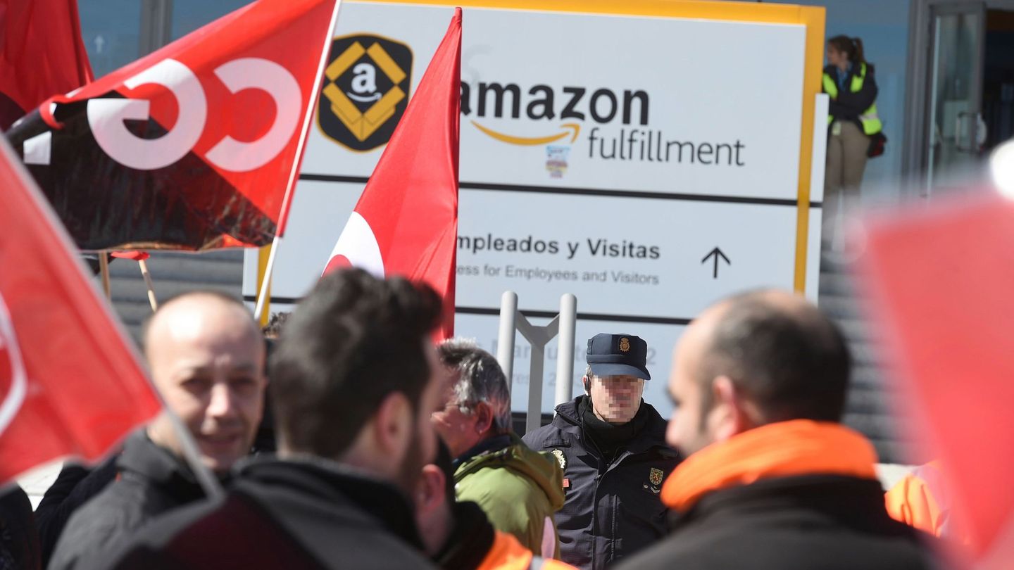 Trabajadores de Amazon frente a la sede de la empresa en San Fernando de Henares en la primera jornada de huelga en España. (EFE)