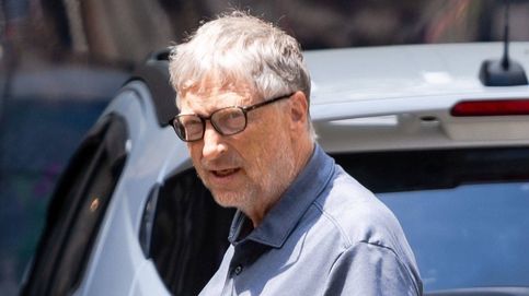 Bill Gates continúa luciendo su alianza de casado un mes después de su divorcio