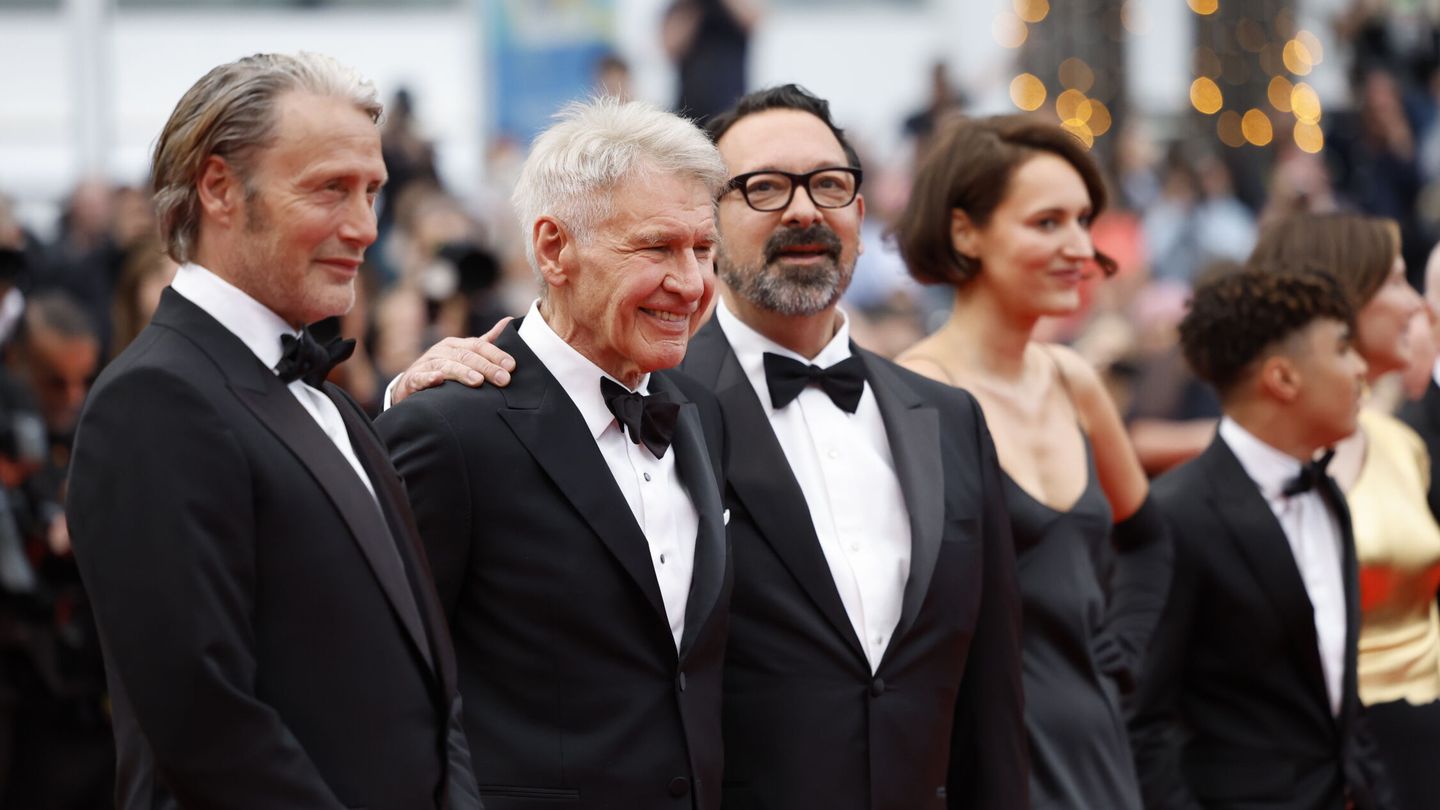 Mads Mikkelsen, Harrison Ford; el director, James Mangold, y Phoebe Waller-Bridge, en la presentación de 'Indiana Jones y el dial del destino’ en Cannes. (EFE/EPA/Sebastien Nogier) 
