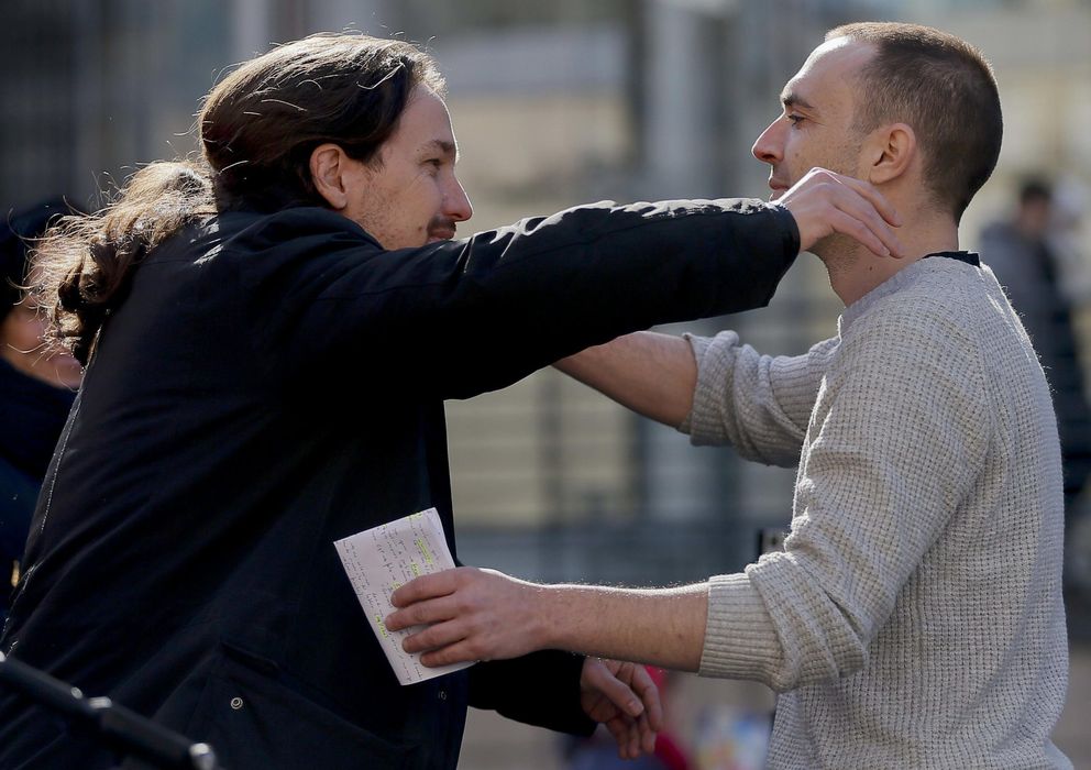 Foto: Pablo Iglesias abraza a Luis Alegre, durante el cierre de la campaña de Claro Que Podemos el pasado domingo. (EFE)